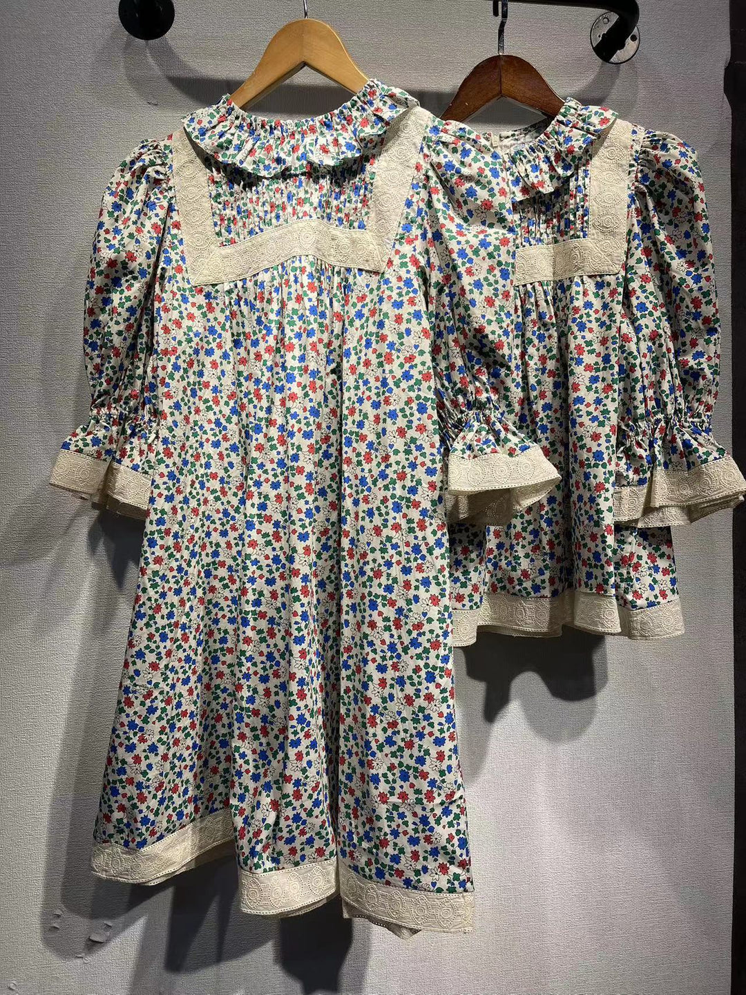 Damebluse med blomsterdesign og spidsdetaljer Stilla