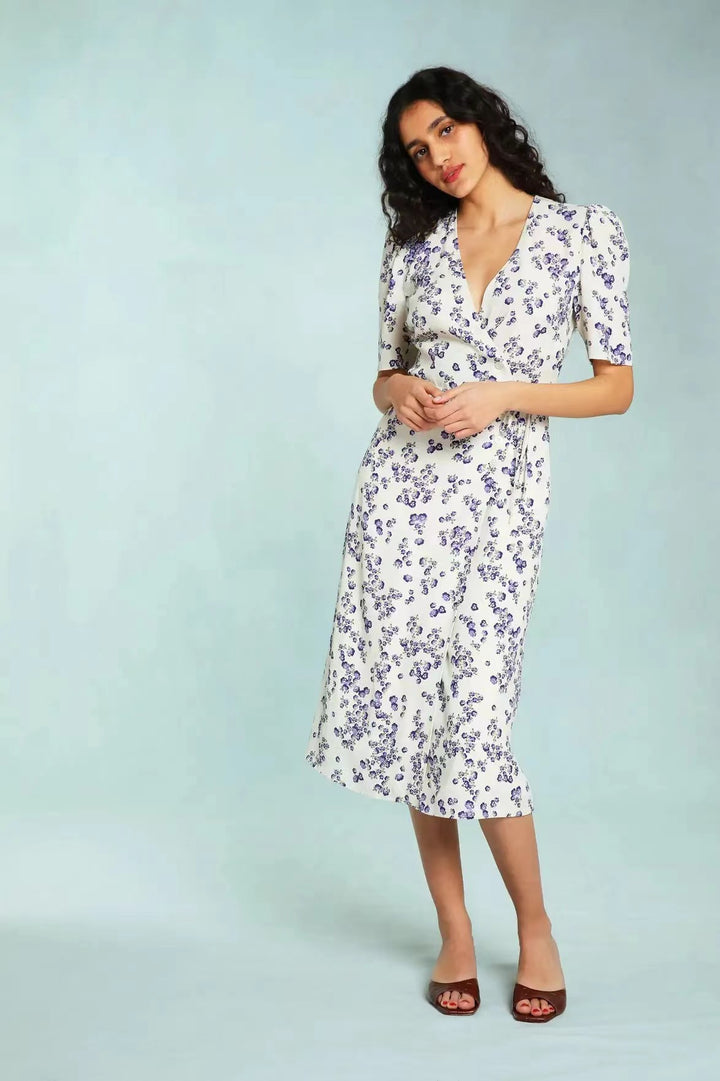 Dame wrap kjole med romantisk blomsterprint og feminine puffærmer Stilla