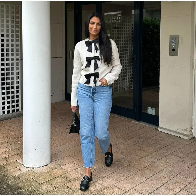 Dame striktrøje med elegante satin-sløjfedetaljer Stilla