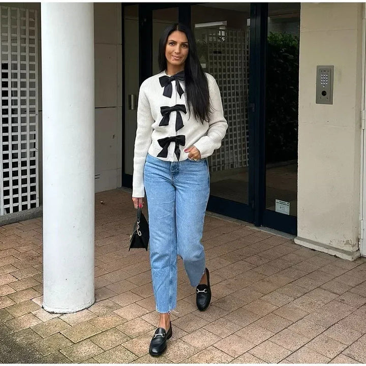 Dame striktrøje med elegante satin-sløjfedetaljer Stilla
