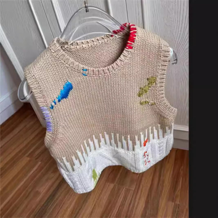 Dame strikket ærmeløs top med kunstnerisk design og farverige broderier Stilla
