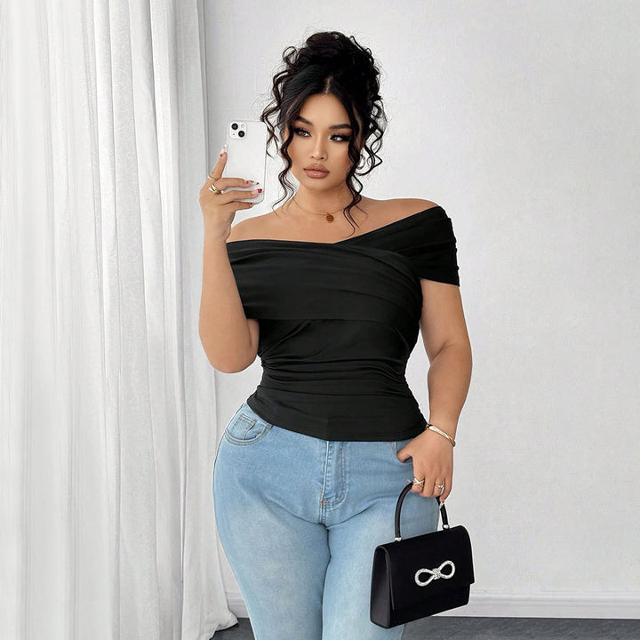Dame elegant viklet top med off-shoulder design og raffineret drapering Stilla
