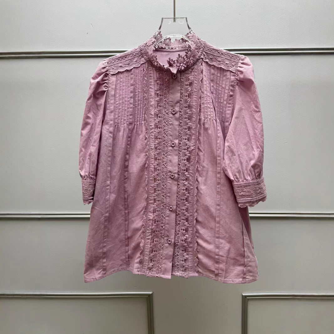 Damebluse med filigrane spidsdetaljer og dekorative knapper Stilla
