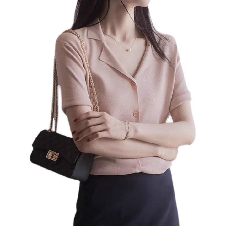 Dame elegant kortærmet bluse med klassisk krave og fine knapdetaljer Stilla