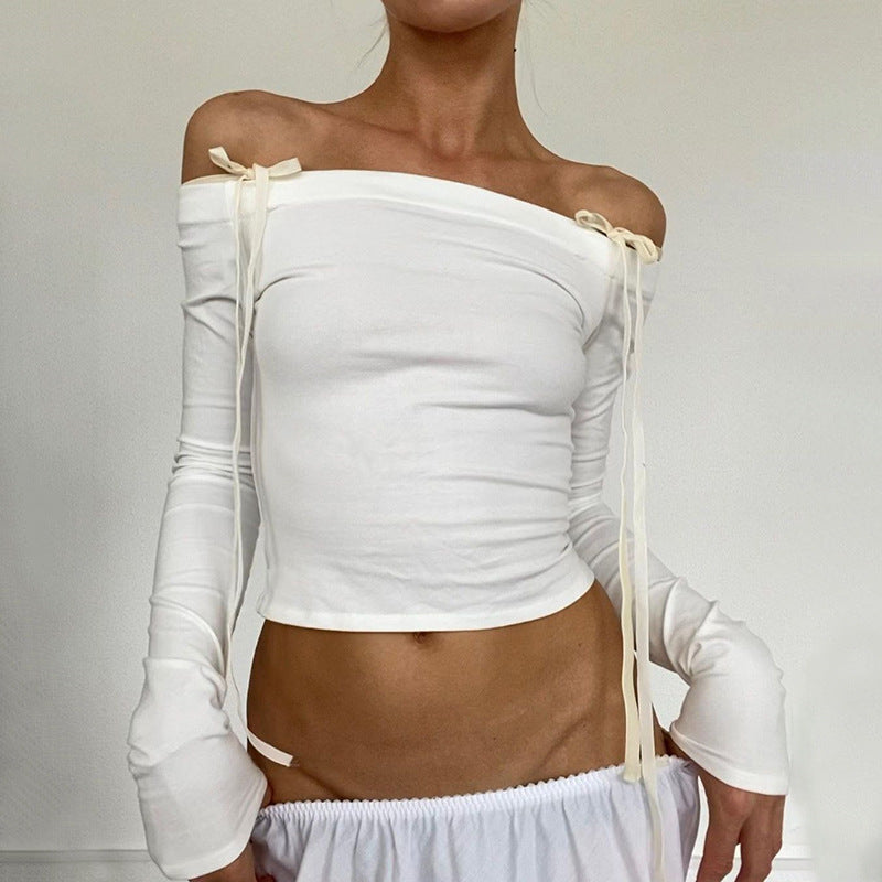 Dame overdel med off-shoulder-design og fine flæser Stilla