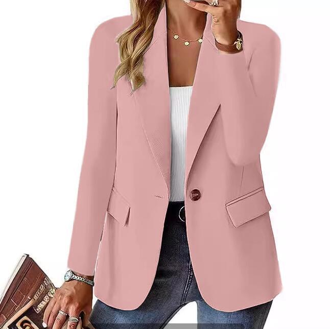 Dame moderne blazer-outfit med elegant snit og klassiske detaljer Stilla
