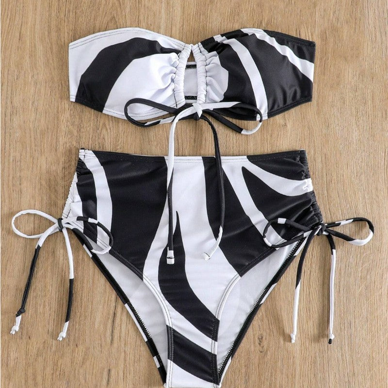 Dame bikini-sæt med moderigtigt indpakningsdesign og justerbare snøringsdetaljer Skovae