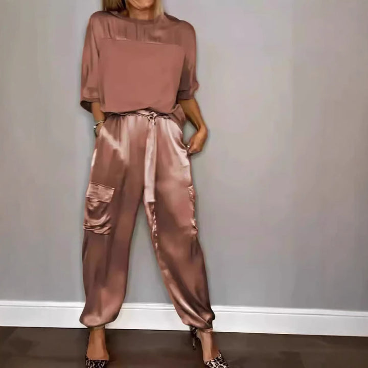 Dame Satin-Loungewear-Sæt med praktiske cargo-lommer og elastisk bukseelastik Stilla