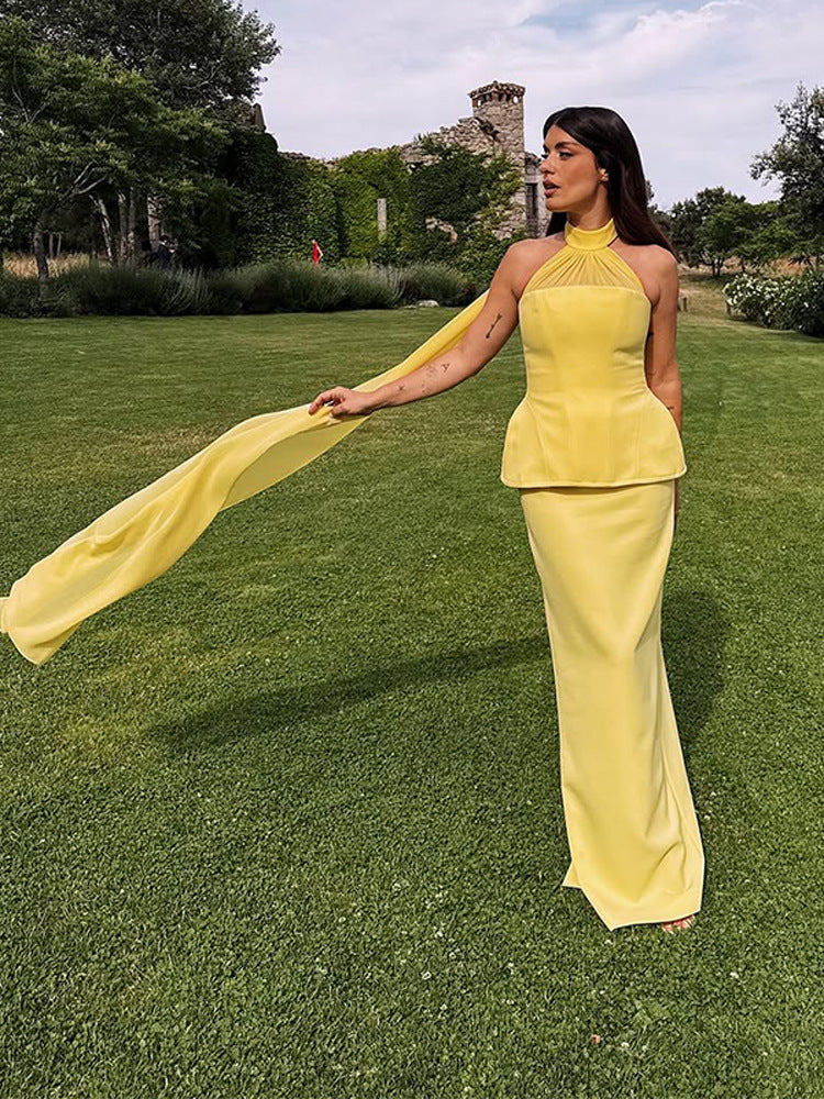 Dameviklekjole med elegant halterneck og flydende skirt Stilla