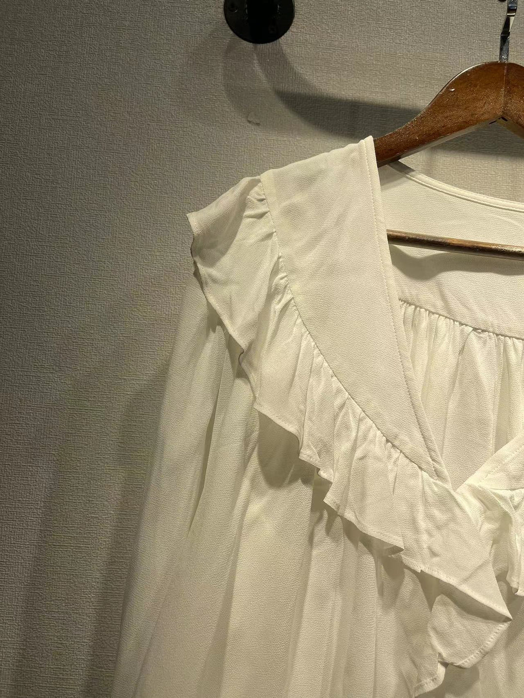 Damebluse med ruffledesign i højkvalitets chiffon Stilla