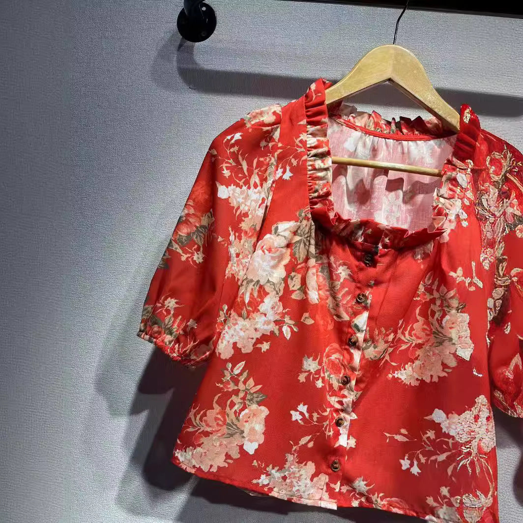 Damebluse i romantisk vintage-stil med blomstermønster og voluminøse pufærmer Stilla