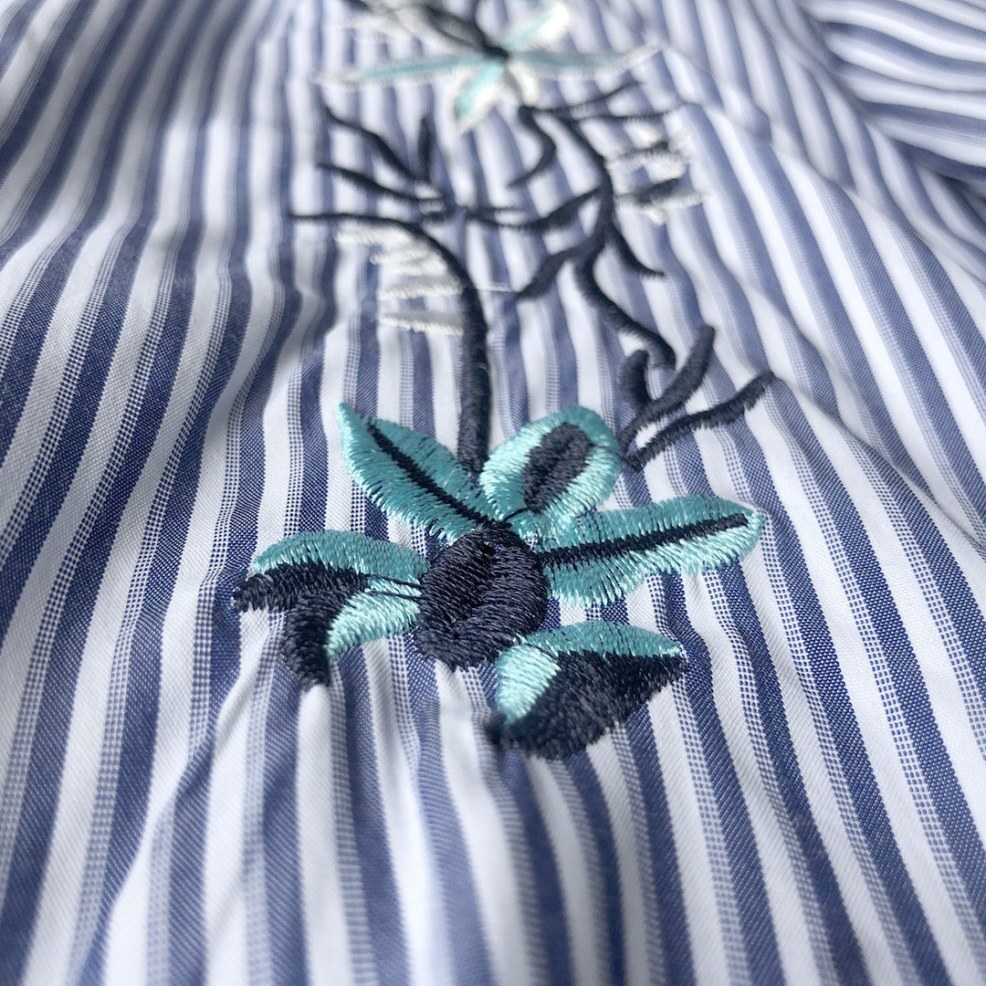 Dame stribet bluse med blomsterbroderi Stilla