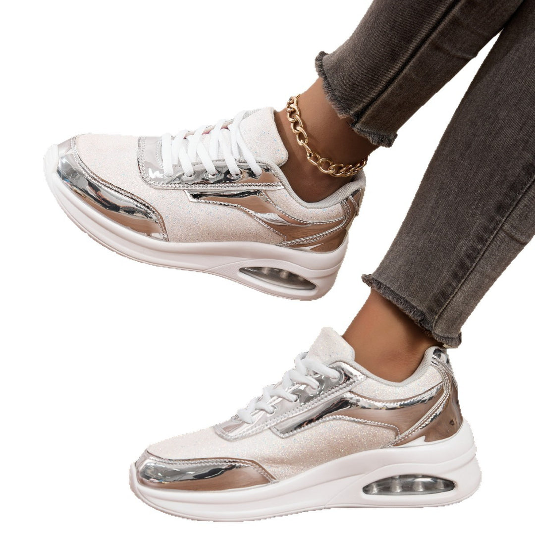 Dame nan elegante by-sneakers med glitrende tekstiloverdel, reflekterende metallic overlays og integreret dæmpningskerne Skovae