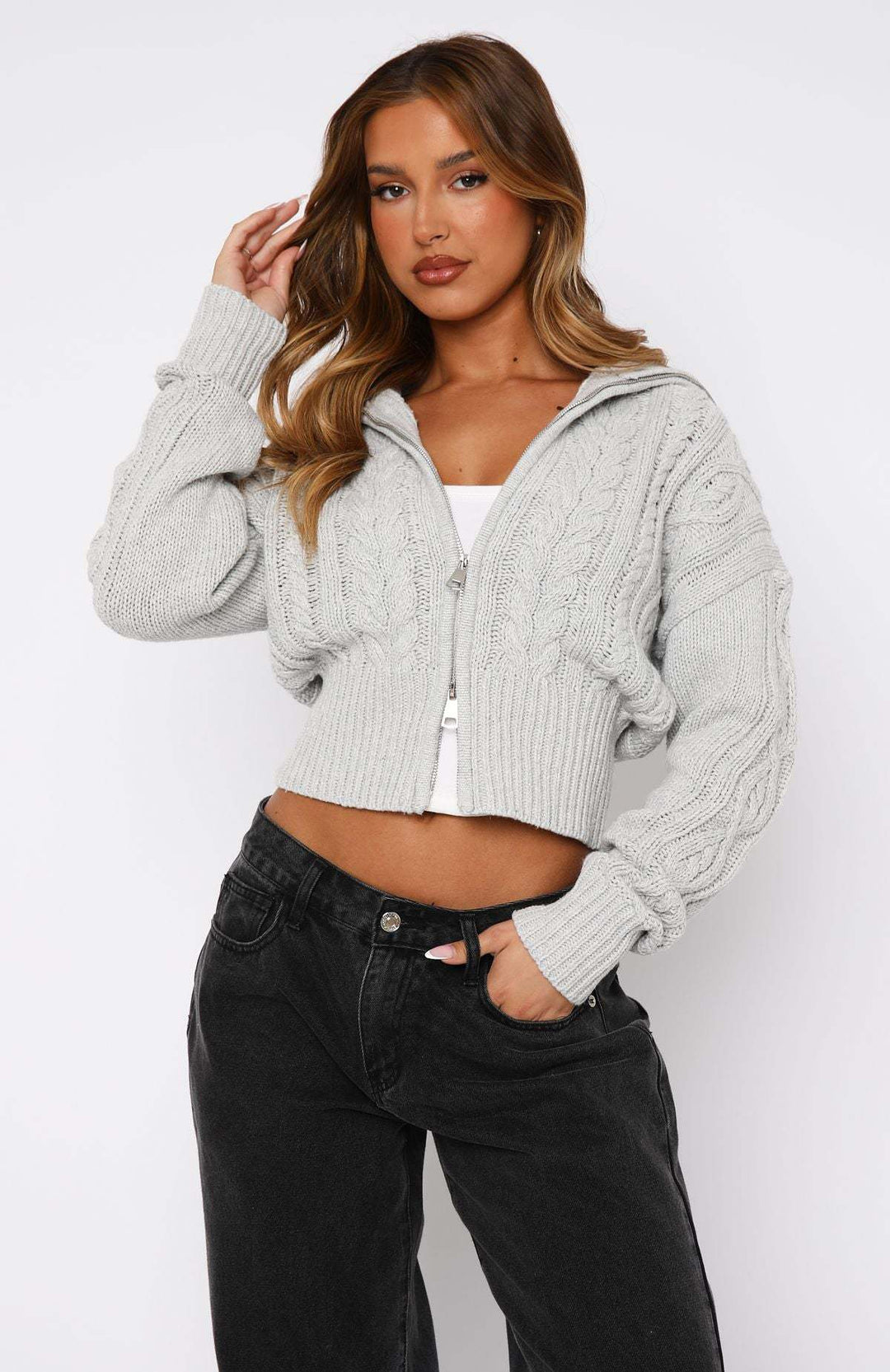 Kvinders fashionable kort strikket cardigan med kabelmønster og lynlås Stilla