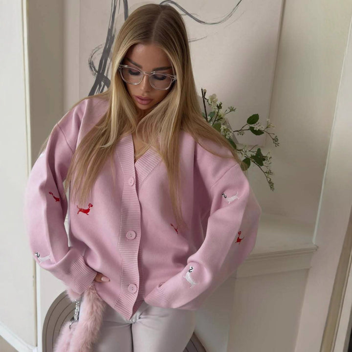 Kvinders chunky strikket cardigan med elegant knaplukning og legende broderidetaljer Stilla