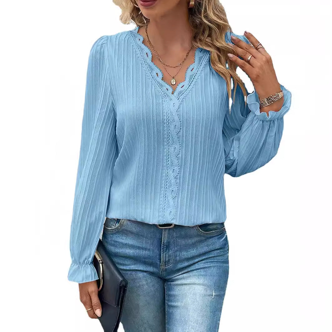 Damebluse med elegant spidsudsmykning og ruffleærmer Stilla