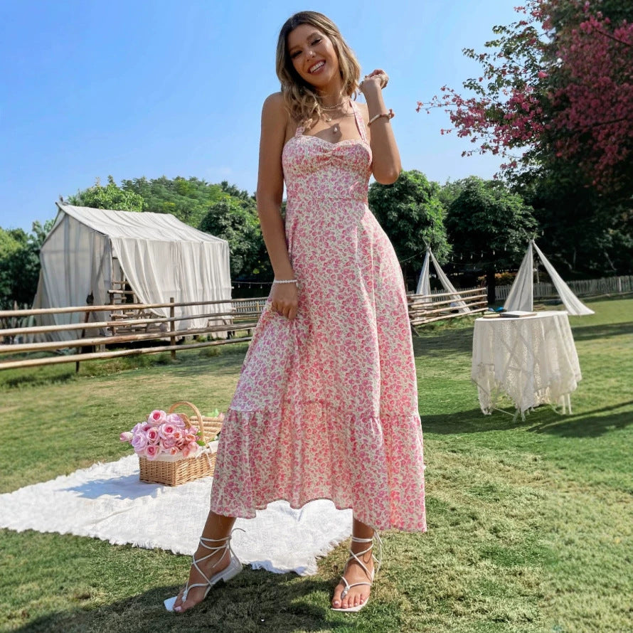 Dame maxikjole med blomstret design og rynket kant Skovae