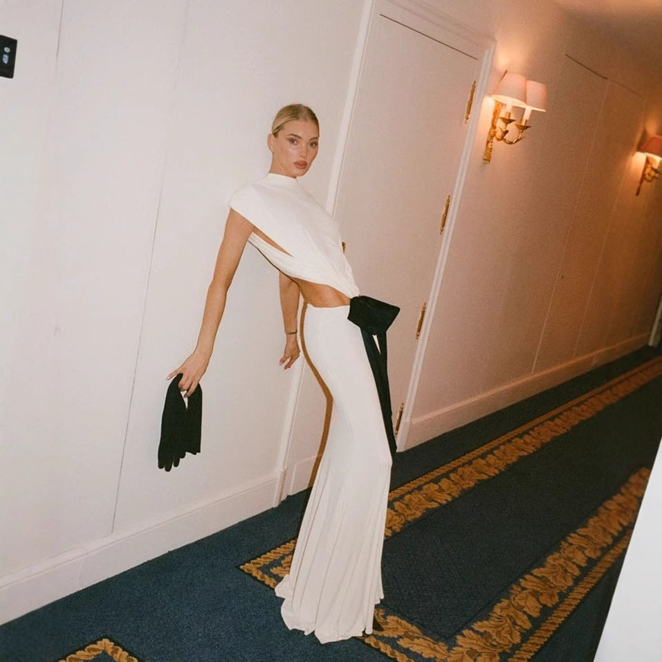 Dame maxikjole med elegant draperingsdetalje og kontrasterende taljebælte Stilla