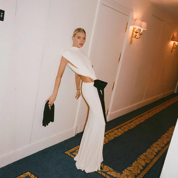 Dame maxikjole med elegant draperingsdetalje og kontrasterende taljebælte Stilla