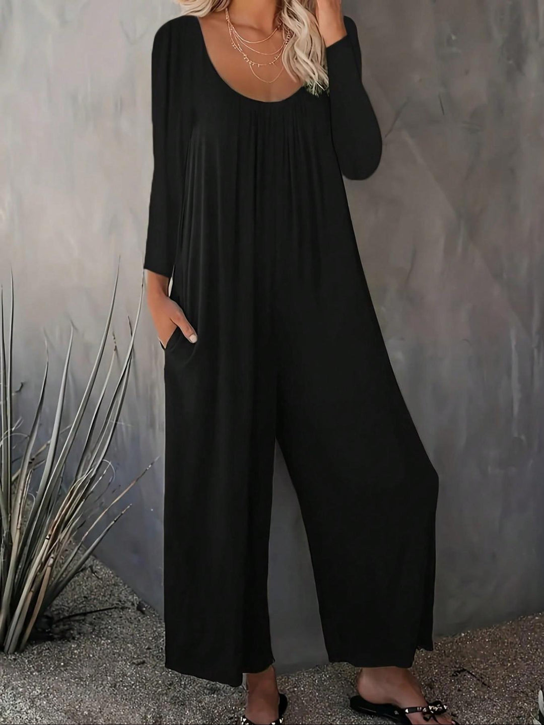 Kvinders bredskårede jumpsuit med praktiske lommer og moderne snit Stilla