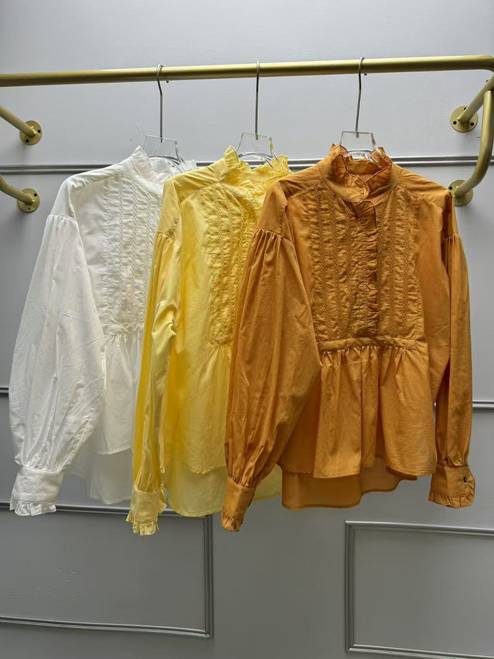 Damebluse med fine volants detaljer og elegante broderier Stilla