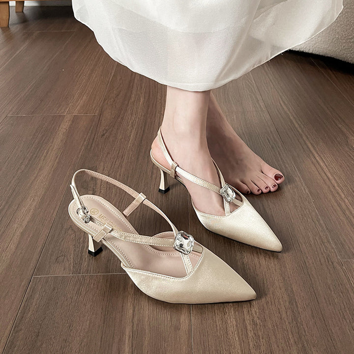 Dame Slingback-pumper i satin med glitrende smykkedetalje Stilla