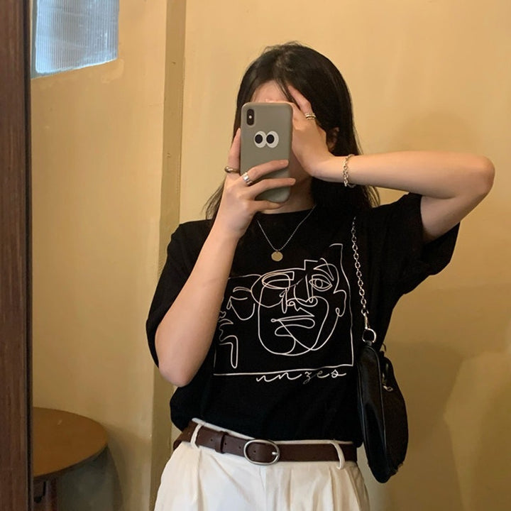 Kvinders grafisk t-shirt med moderne linjekunstdesign og afslappet pasform