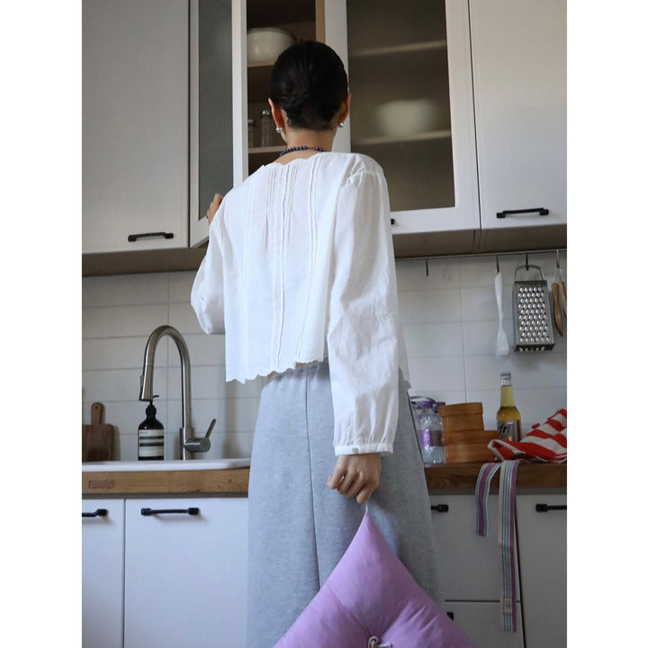 Dameskjorte med fine ruffles detaljer og knapliste Stilla