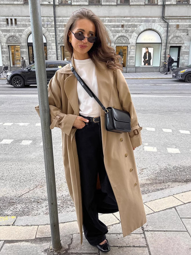 Dame Elegant Oversized-Trenchcoat med moderne snit og dekorative knapdetaljer Stilla