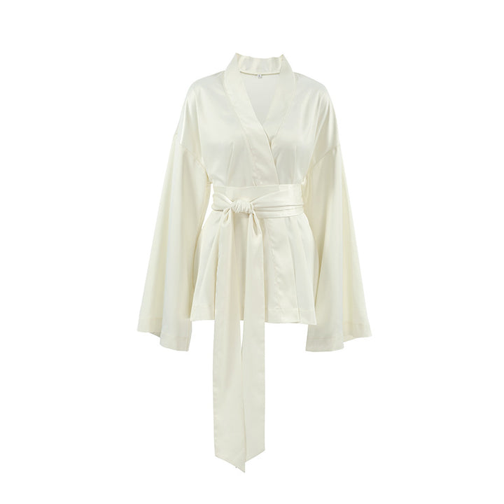 Dame Satin- jumpsuit med elegant omslag design og svajende kant Stilla