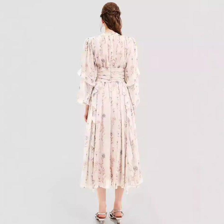 Kvinders midi kjole med blomsterbroderi og elegant bølget kant Skovae