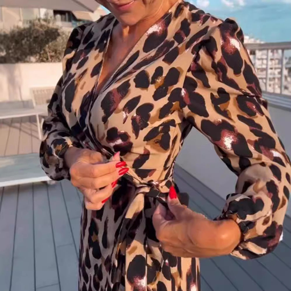 Dame viklemaksikjole med voluminøse ærmer og moderne leopardmønster Stilla
