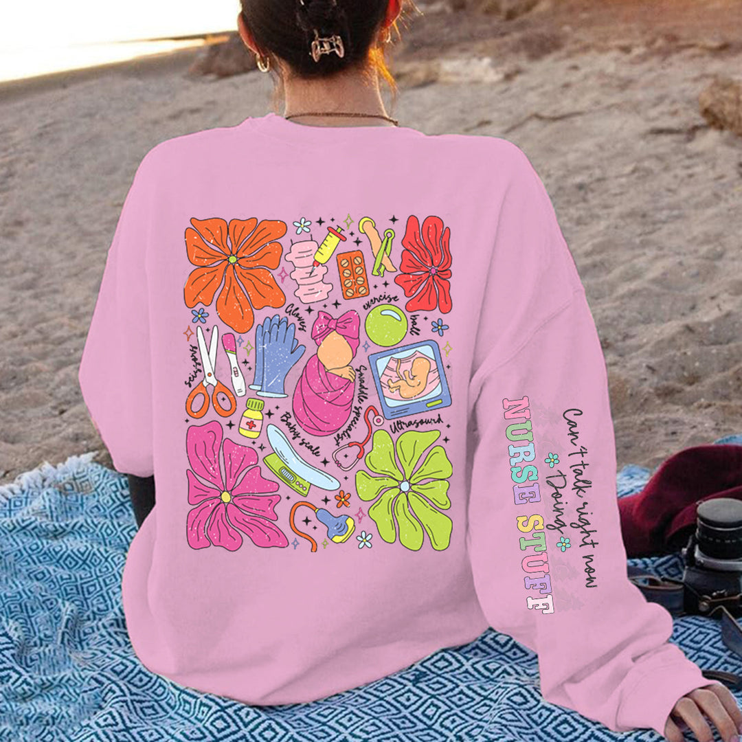 Kvinders hoodie med farverigt grafisk design og originalt plejemotiv Stilla