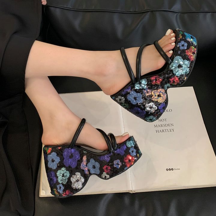 Dame Plateau-sandaler med blomsterpaillettesdesign og elegant remdesign Stilla