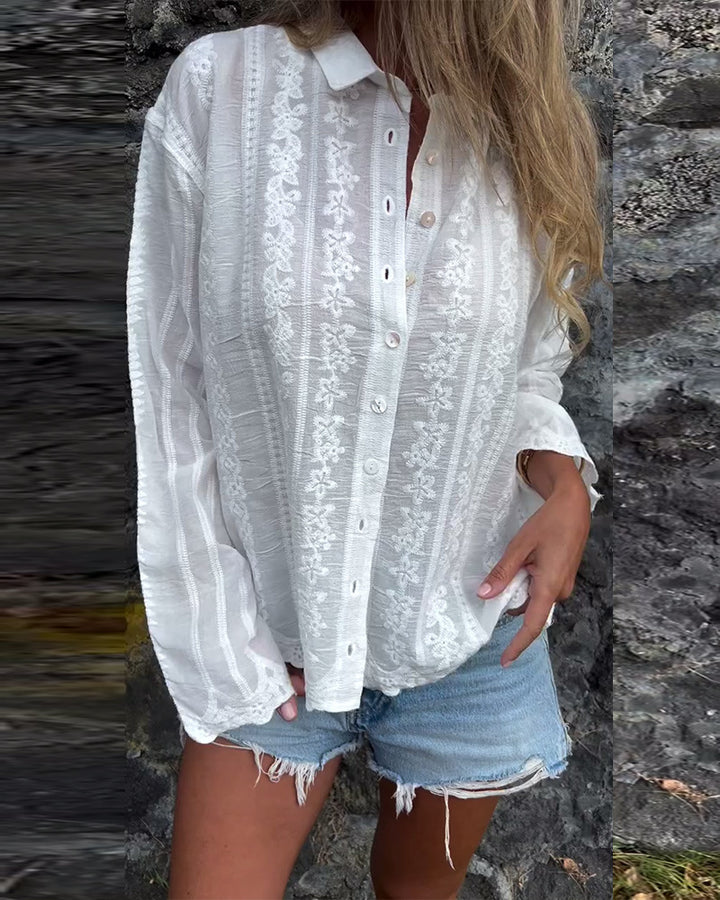 Dame nan bestickede skjortebluse med floral ajour-broderi, perlemorsknapliste og afslappet oversized pasform Skovae