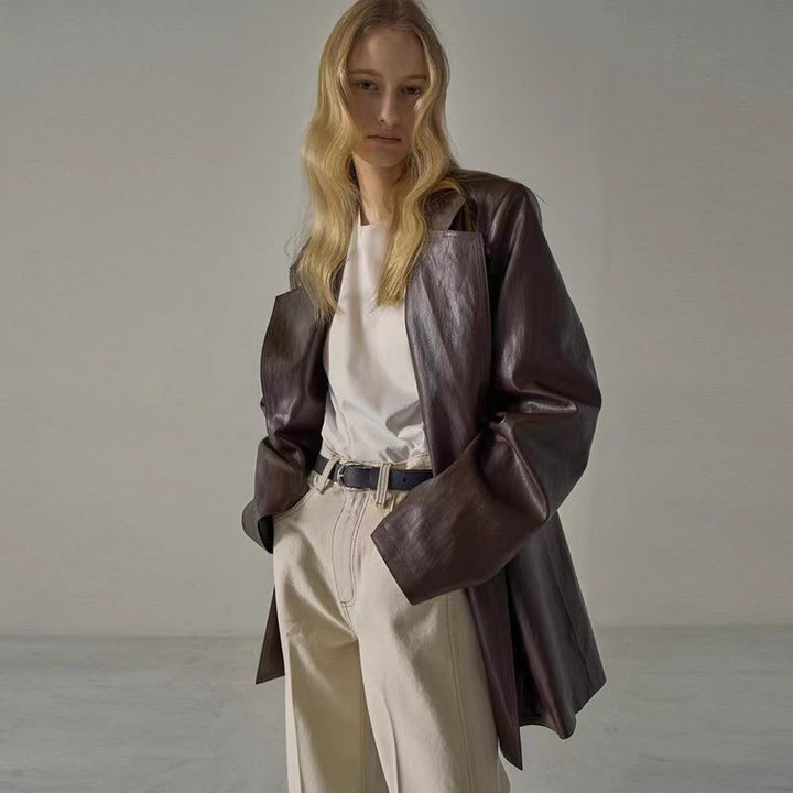 Dame afslappet oversized blazer lavet af høj kvalitet læderimitat med elegant snit og praktiske lommer Stilla