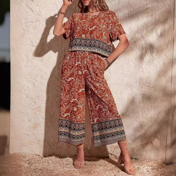 Damekombination i Boho-stil med fritidsoverdel og bredt ben Stilla