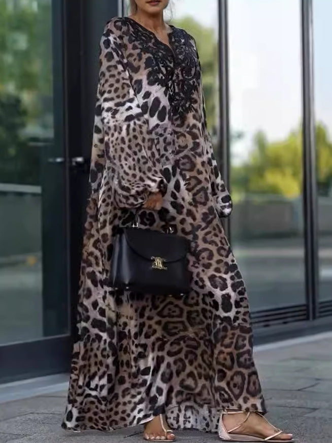 Dame maxikjole med leopardmønster og elegante detaljer Stilla