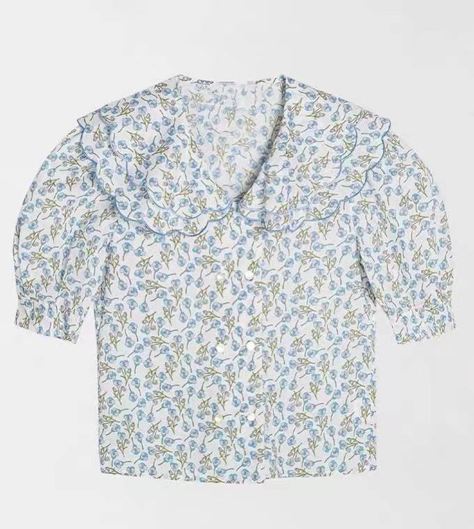 Damebluse med voluminøse puffærmer og blomsteretternet krave Stilla