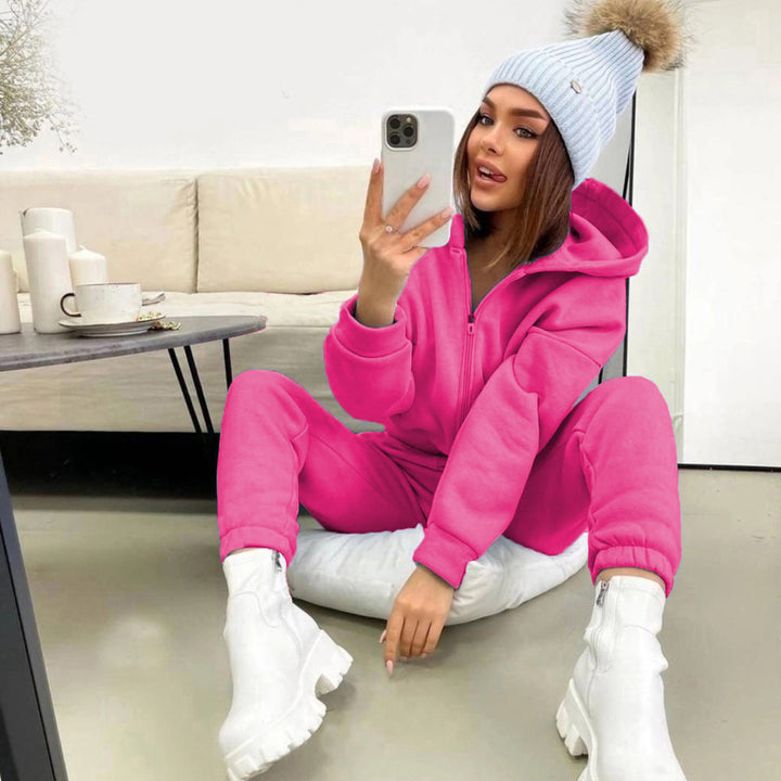 Kvinders hætte jumpsuit lavet af fleece af høj kvalitet med praktisk lynlås og elastisk talje Skovae