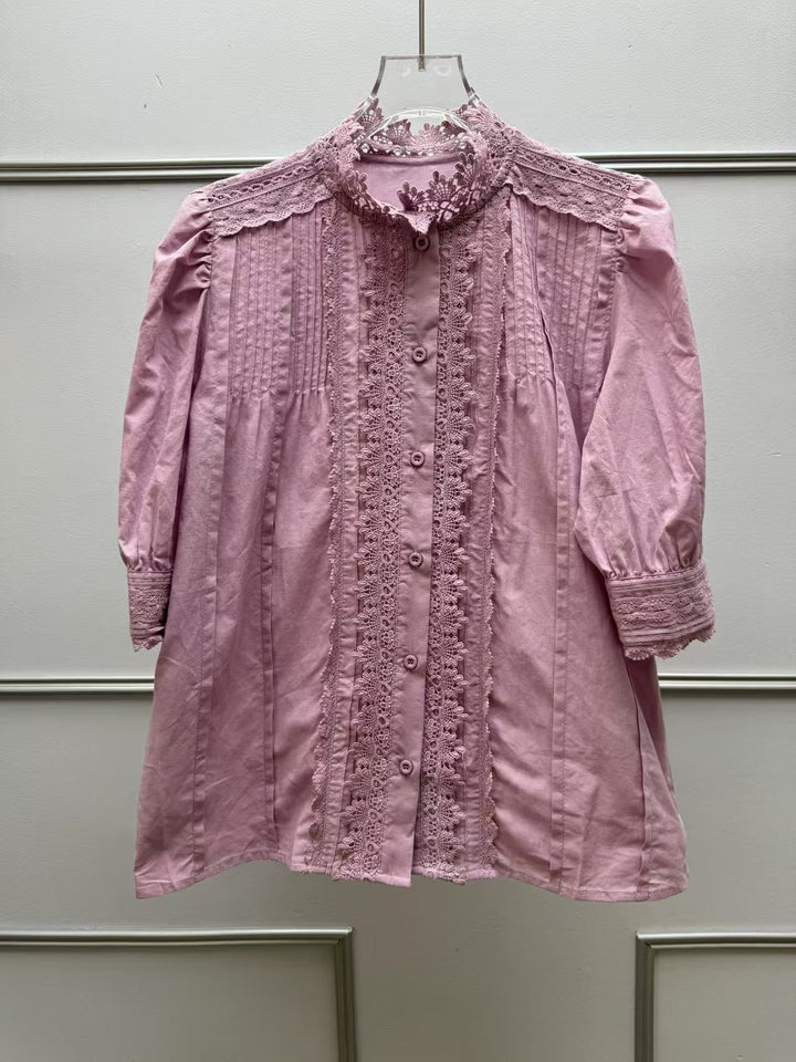 Damebluse med filigrane spidsdetaljer og dekorative knapper Stilla