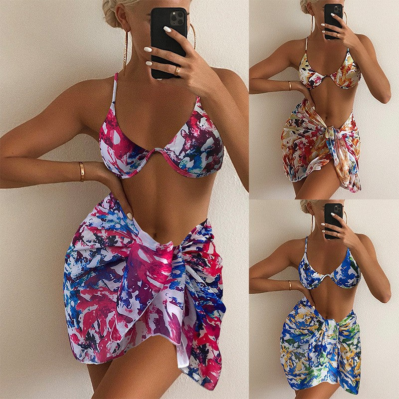 Dame bikini sæt med blomsterdesign og stilfuld sarong rok Skovae