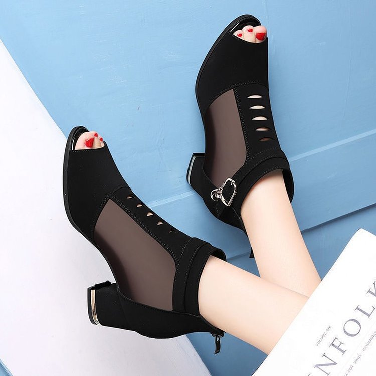 Dame nan Peep-Toe Støvlet med transparente Mesh-indlæg, cut-out-detaljer, dekorativ spænde og mellemblok hæl Skovae