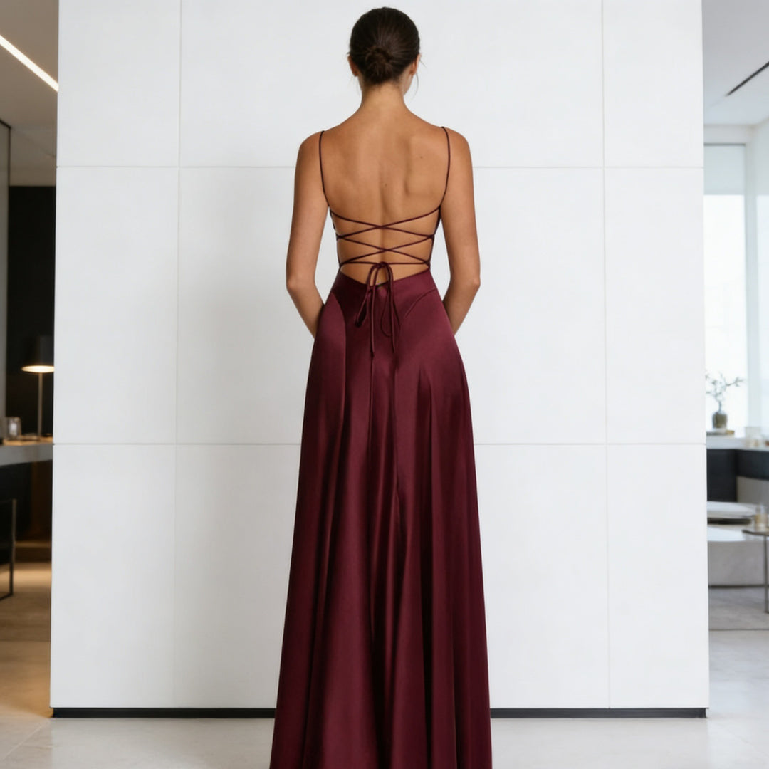 Dame Elegant satin aftenkjole med figursyet snit og smalle stropper Skovae