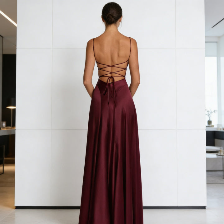 Dame Elegant satin aftenkjole med figursyet snit og smalle stropper Skovae