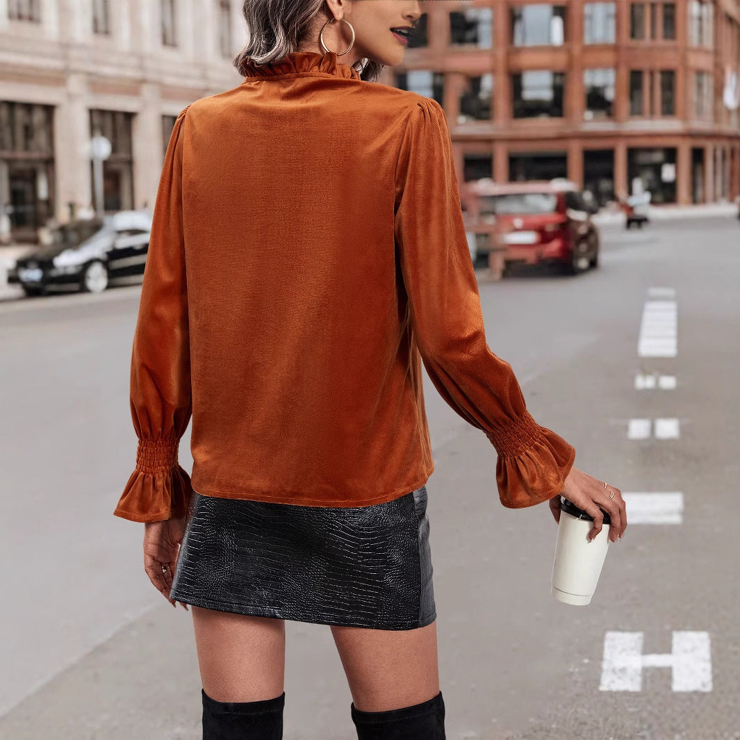 Kvinders elegante bluse med flæse detaljer og glat velour Stilla