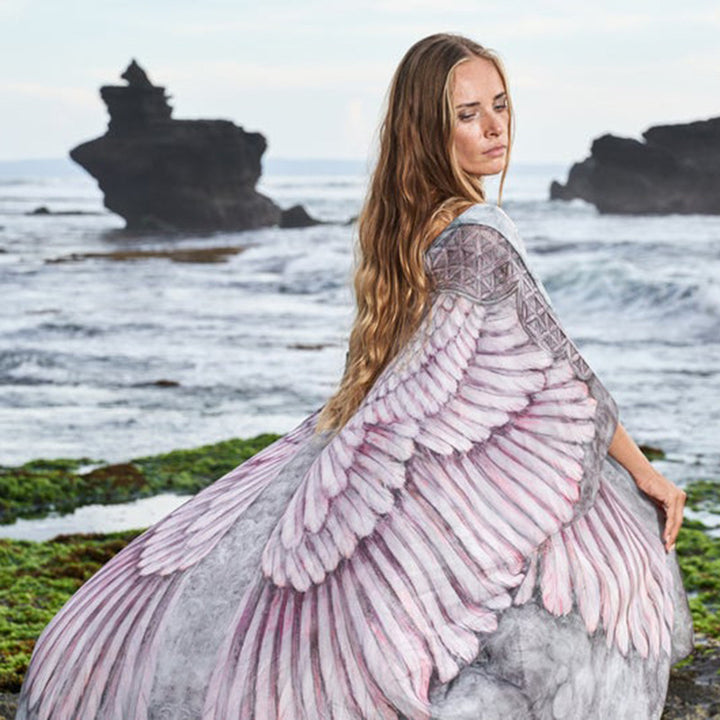 Dame Strandcape med kunstnerisk vinge-design og flydende stof Stilla