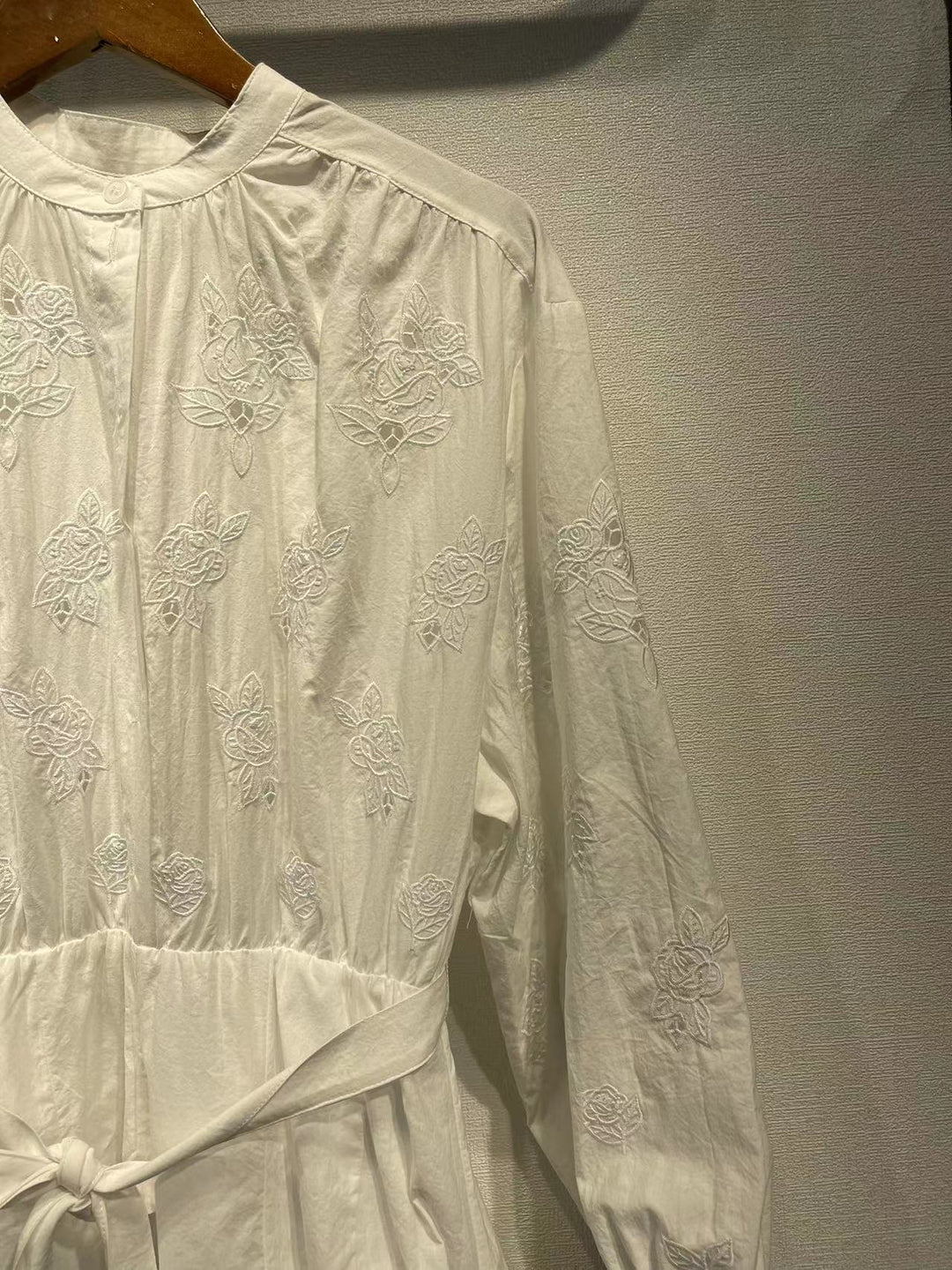 Damer kjole med eksklusive broderi detaljer og moderigtige taljebælte Stilla