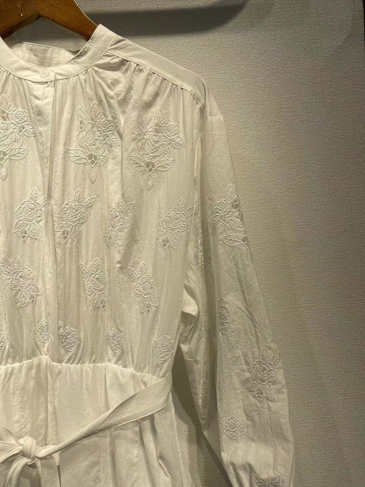 Damer kjole med eksklusive broderi detaljer og moderigtige taljebælte Stilla