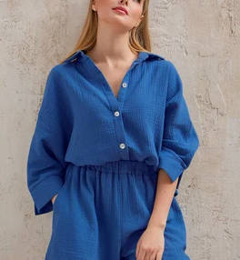 Dame luftigt Lounge-sæt med løs bluse og elastiske shorts Stilla